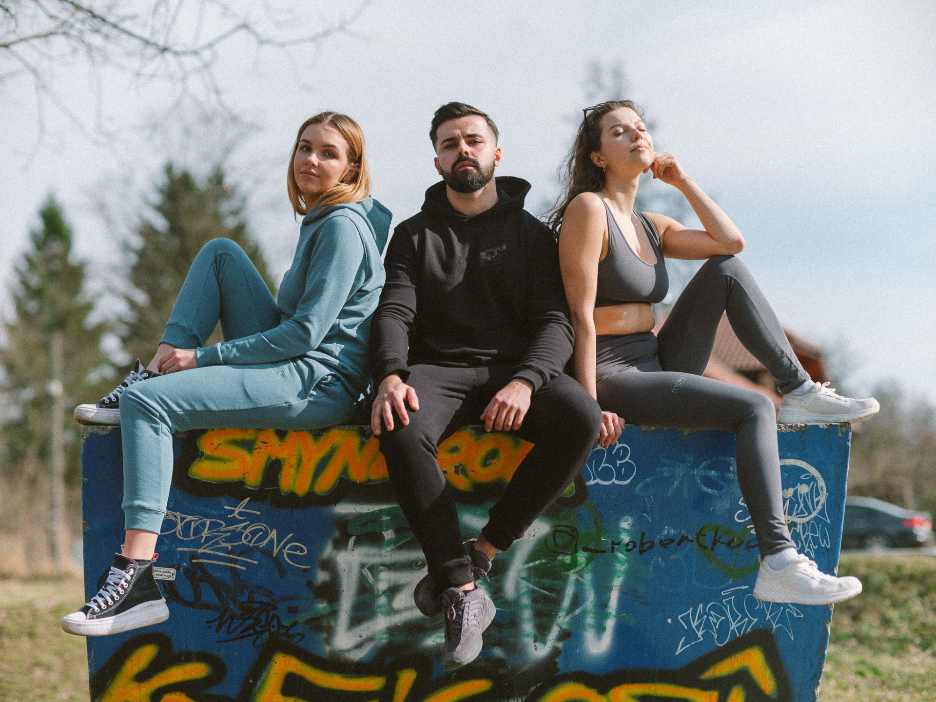 Crew Moho — zespół w komplecie Sky, Black i Move Graphite